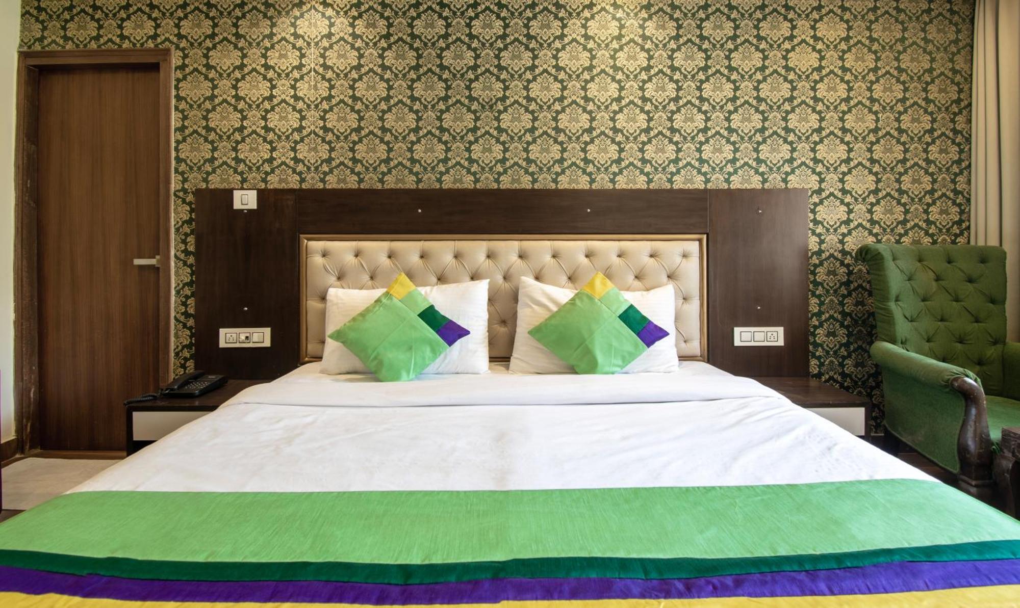Ambika Residency, Near Hidimba Devi Temple Hotel มะนาลี ภายนอก รูปภาพ