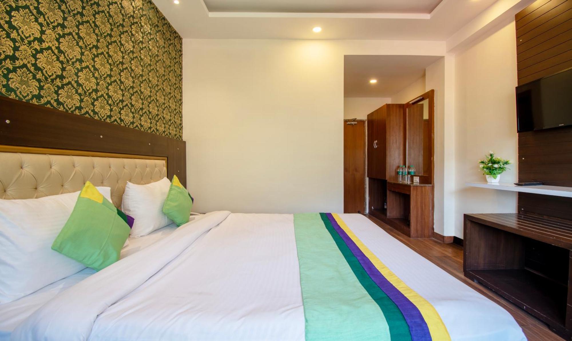 Ambika Residency, Near Hidimba Devi Temple Hotel มะนาลี ภายนอก รูปภาพ