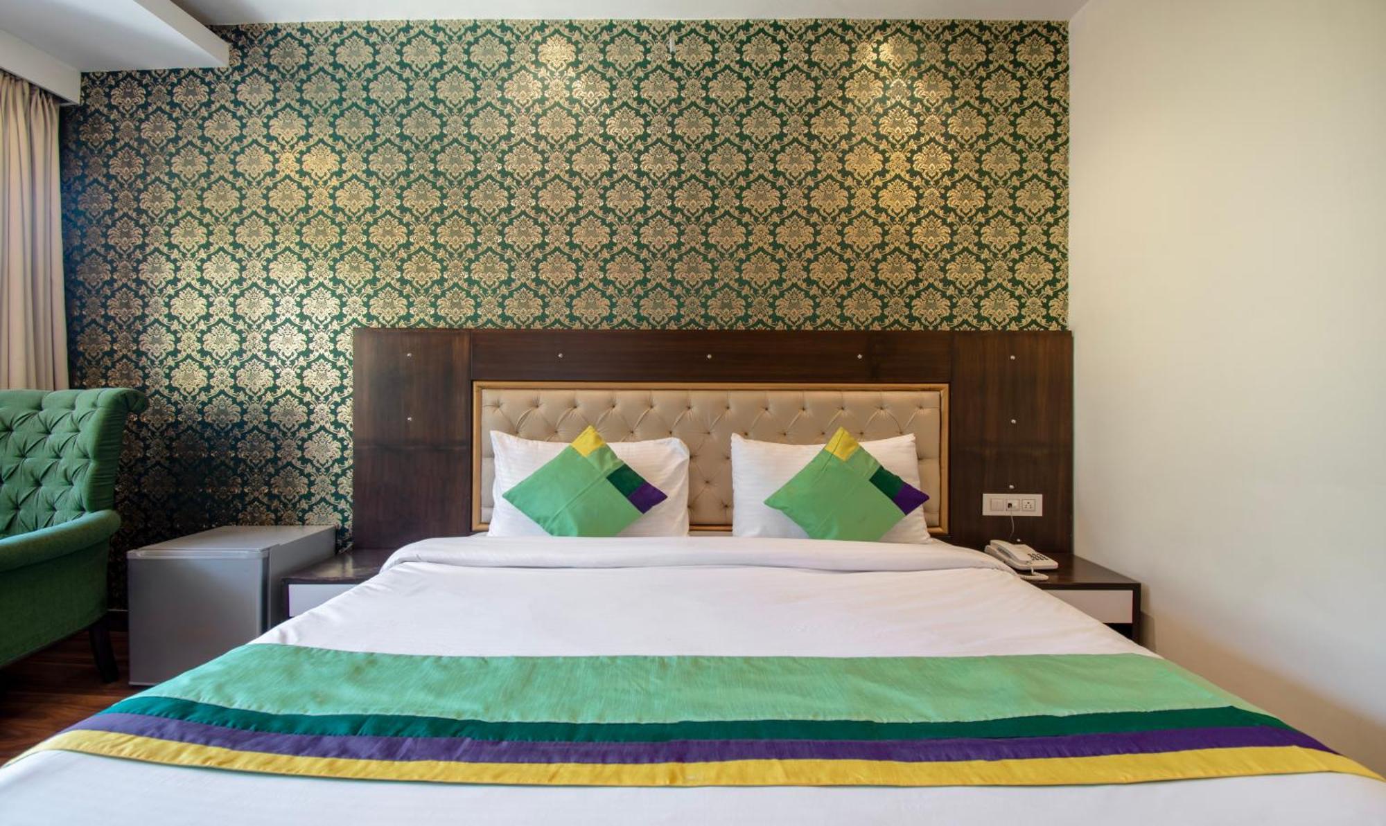 Ambika Residency, Near Hidimba Devi Temple Hotel มะนาลี ภายนอก รูปภาพ